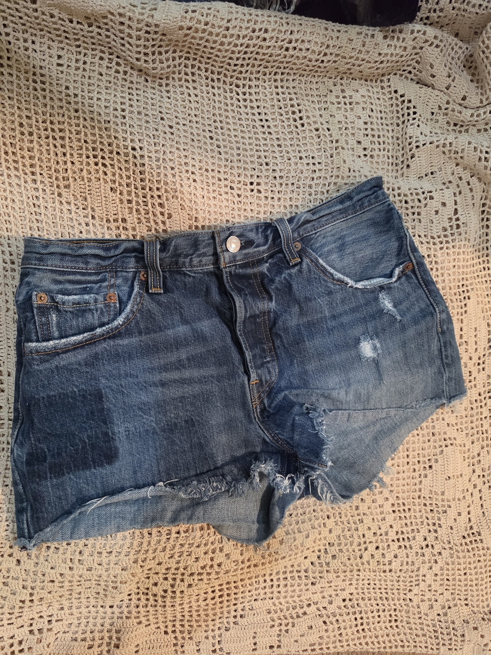 Distressed High-Waist Levis Denim Shorts - Blue